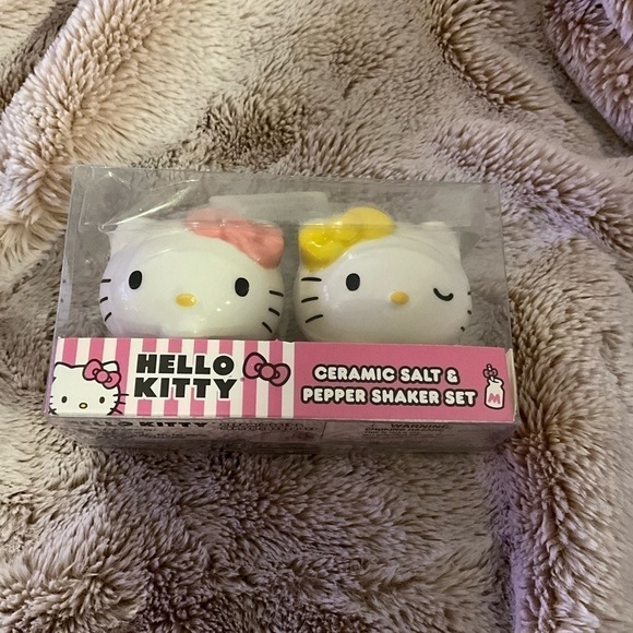 Hello Kitty salt and pepper shakers - Picture 5 of 13